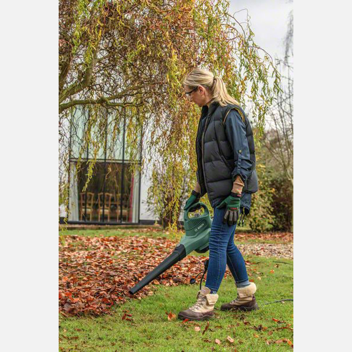    Bosch Universal Garden Tidy 3000 Yaprak Üfleme ve Toplama Makinesi  