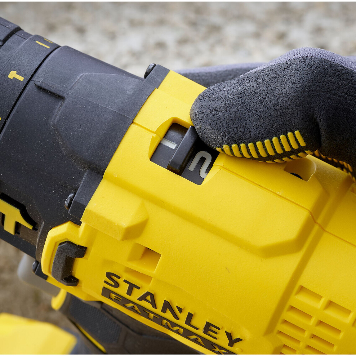    Stanley SFMCK412MDS-QW 18V 4'lü Makine Seti (Akülü Matkap, Daire Testere, Dekupaj Testere, Ekzantrik Zımpara) 